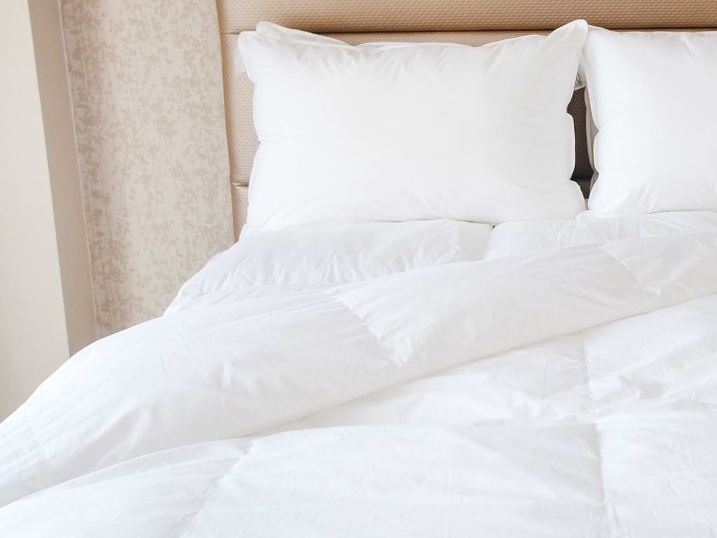 Microfibre duvet with baffle box construction and velvety polyester shell